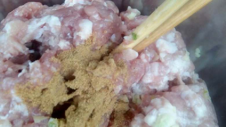 汆丸子,倒入<a style='color:red;display:inline-block;' href='/shicai/ 829'>十三香</a>