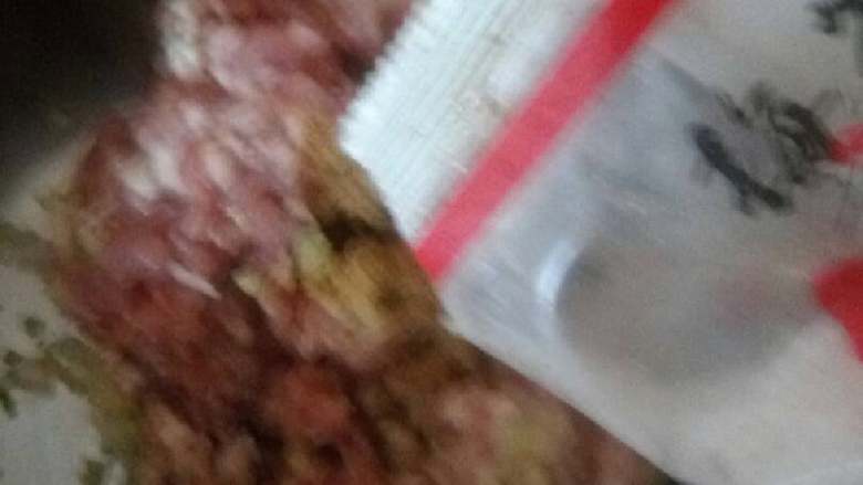 汆丸子,加点<a style='color:red;display:inline-block;' href='/shicai/ 717'>味精</a>