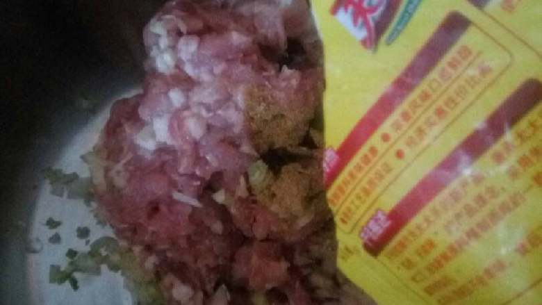 汆丸子,加点<a style='color:red;display:inline-block;' href='/shicai/ 756'>鸡精</a>