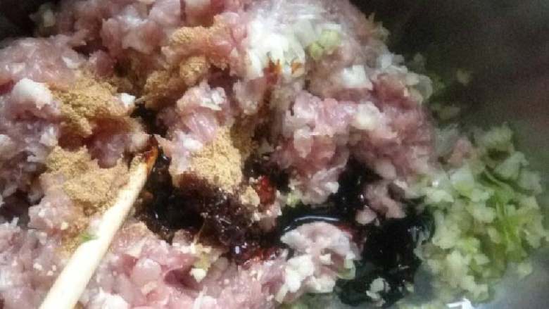 汆丸子,倒入红油酱汁，（我不喜欢老抽，那颜色太黑，这酱汁会使肉馅看起来好看些）