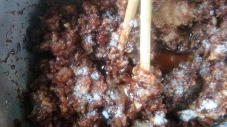 汆丸子,加入适盐然后把香油倒在盐上，这样使肉馅闻起来更香