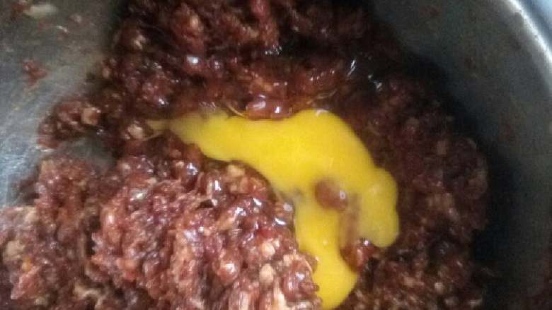 汆丸子,加个鸡蛋肉馅会不容易散