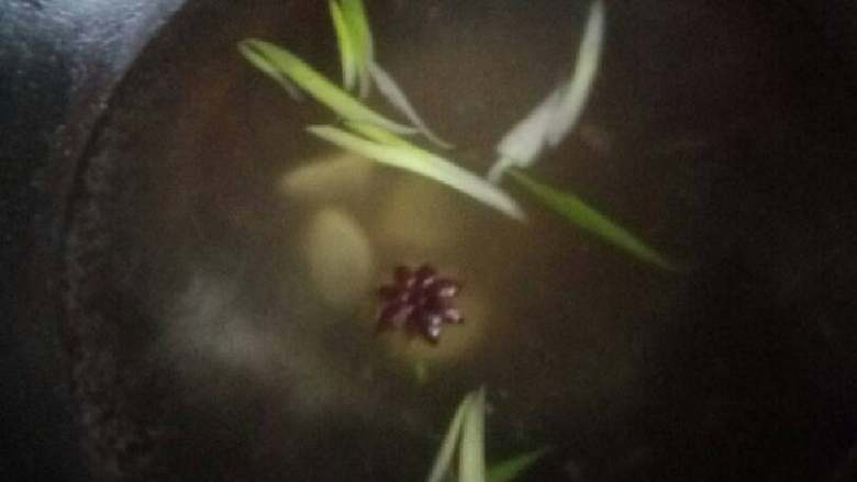 汆丸子,锅里放入清水，把姜切片葱切段，在放两个八角，就行了