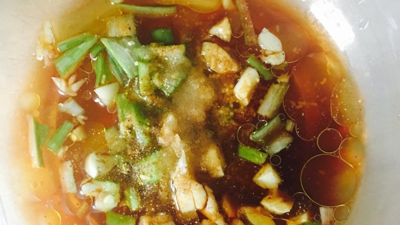 微波土豆胡萝卜丝,微波炉专用餐具放入油、葱姜蒜、盐、醋、味极鲜