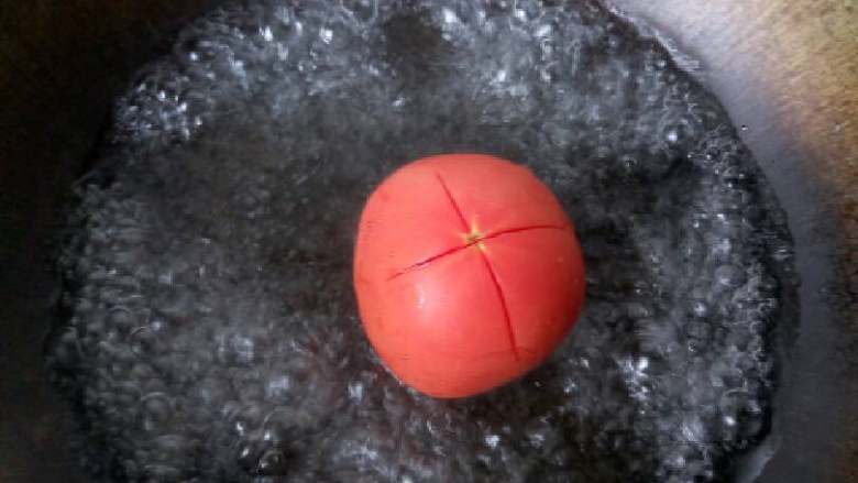 西红柿茄丁拌面,锅中开水，将<a style='color:red;display:inline-block;' href='/shicai/ 3551'>西红柿</a>上方切十字花，放进锅中煮五秒。关火，如果水没有没过<a style='color:red;display:inline-block;' href='/shicai/ 3551'>西红柿</a>，就让<a style='color:red;display:inline-block;' href='/shicai/ 3551'>西红柿</a>在开水中滚几下。皮自然脱落。