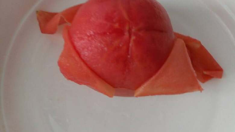 西红柿茄丁拌面,如图西红柿拨皮,切成小块。