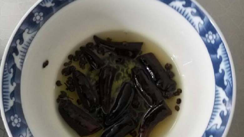 西红柿茄丁拌面,辣椒和花椒下油锅炸一下,辣椒麻油完成。