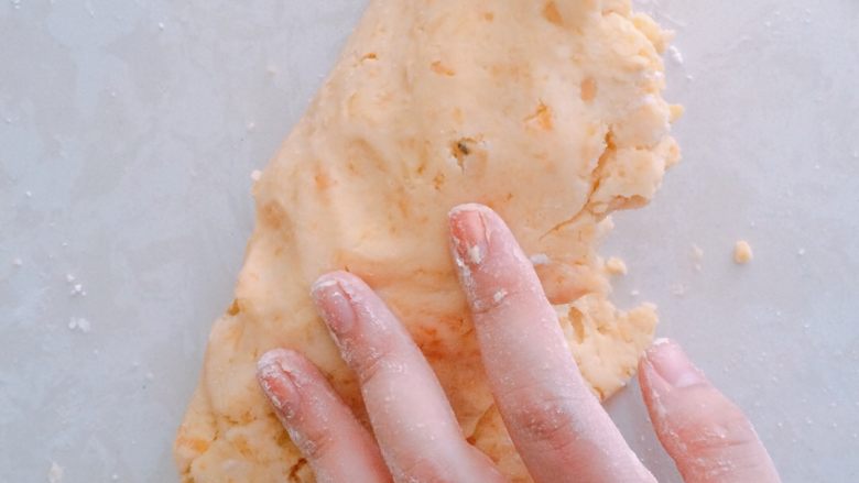 牛奶芋圆西米露,蒸熟后先把红薯捣烂，加入<a style='color:red;display:inline-block;' href='/shicai/ 219'>牛奶</a>，<a style='color:red;display:inline-block;' href='/shicai/ 139640'>马铃薯淀粉</a>混合均匀，芋头，紫薯也同样操作