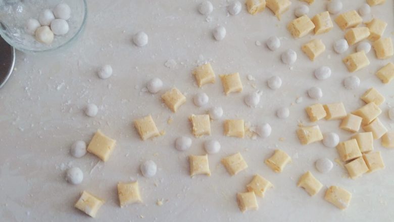 牛奶芋圆西米露,再弄成你想要的任意形状