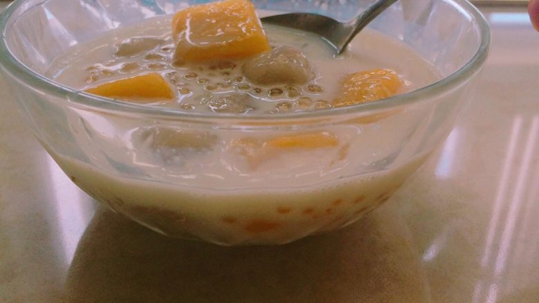 牛奶芋圆西米露,再往碗里倒牛奶，<a style='color:red;display:inline-block;' href='/shicai/ 865'>蜂蜜</a>