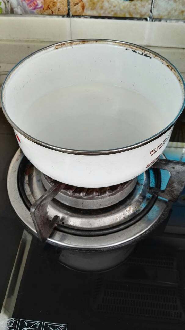 原味蛋挞,小火🔥加热不停搅拌,使糖和奶液全部融化融合,不需要烧开哦!大概就煮到温热即可,然后让其凉透