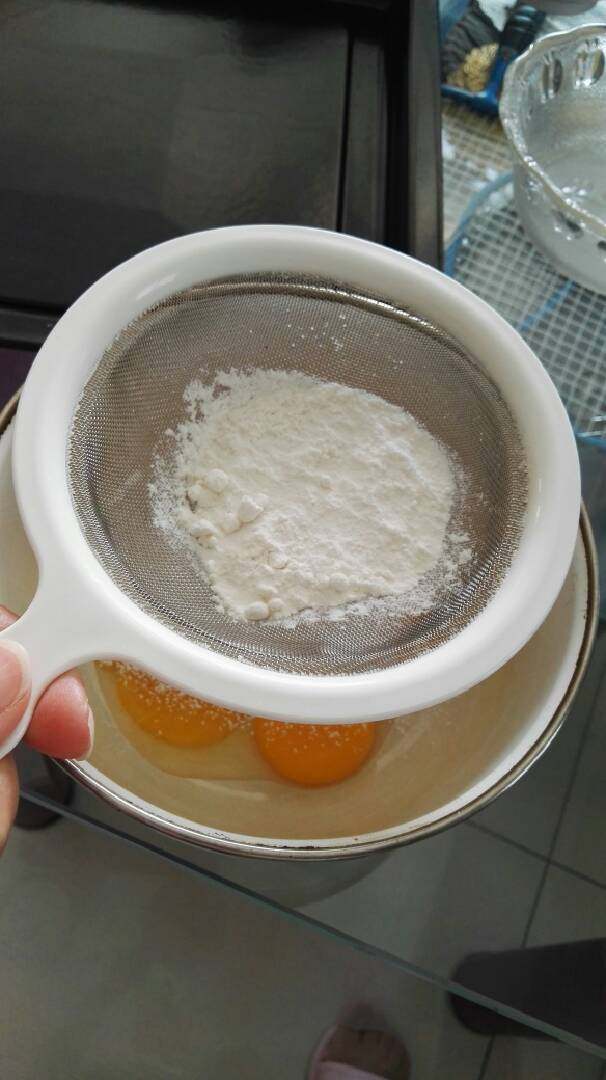 原味蛋挞,将面粉过筛至蛋黄中
