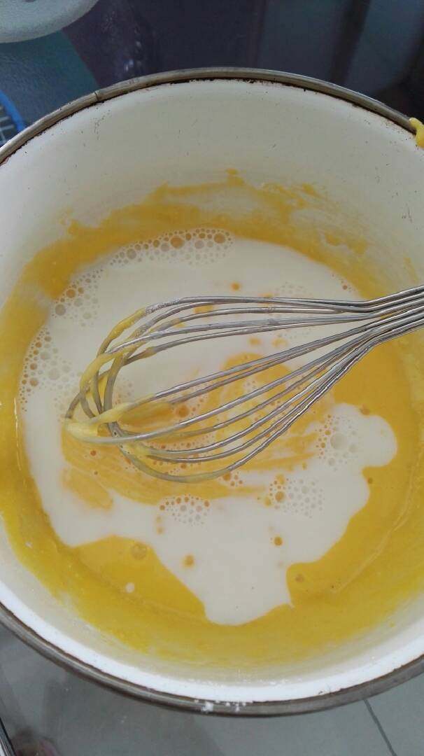原味蛋挞,倒入少许奶液至蛋糊中,顺时针搅拌融合。然后将剩余的奶液全部倒入蛋糊中顺时针搅拌