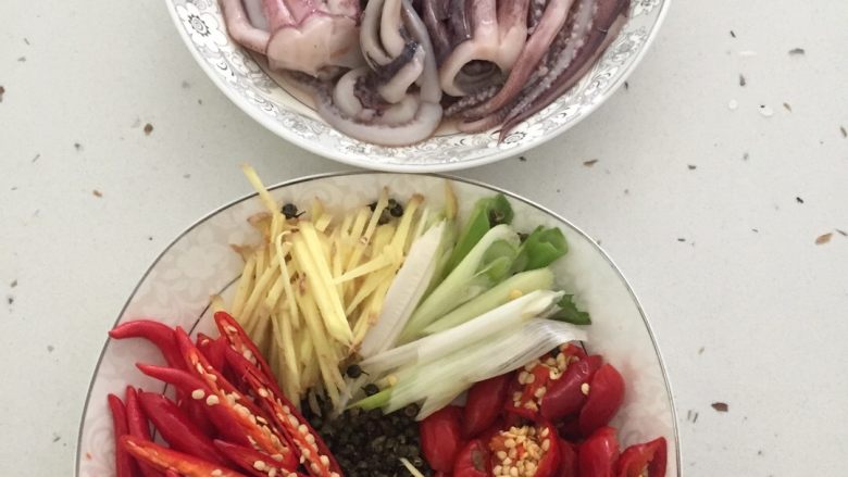 泡椒鱿鱼,<a style='color:red;display:inline-block;' href='/shicai/ 345'>鱿鱼</a>拿盐洗净、在用姜片和<a style='color:red;display:inline-block;' href='/shicai/ 718'>料酒</a>腌制5分钟
将腌制好的<a style='color:red;display:inline-block;' href='/shicai/ 345'>鱿鱼</a>出水切好
油烧热下泡姜泡<a style='color:red;display:inline-block;' href='/shicai/ 345'>鱿鱼</a>翻炒一分钟起锅
剩余的油下<a style='color:red;display:inline-block;' href='/shicai/ 2794'>大蒜</a>、生姜、红辣椒、<a style='color:red;display:inline-block;' href='/shicai/ 700'>花椒</a>翻炒两分钟
下<a style='color:red;display:inline-block;' href='/shicai/ 345'>鱿鱼</a>翻炒、起锅