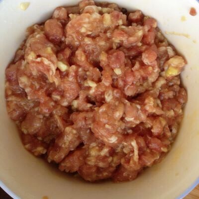 黄金茄夹,肉切成肉糜，根据自己口味用调料拌好，待用