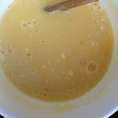 黄金茄夹,蛋液调好，慢慢倒入<a style='color:red;display:inline-block;' href='/shicai/ 519'>面粉</a>，适当加水，可加<a style='color:red;display:inline-block;' href='/shicai/ 3232'>香葱</a>，搅拌成糊状