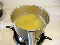 红糖小米粥,取汤锅,注入适量清水,烧开后放入小米,转小火慢慢熬煮。