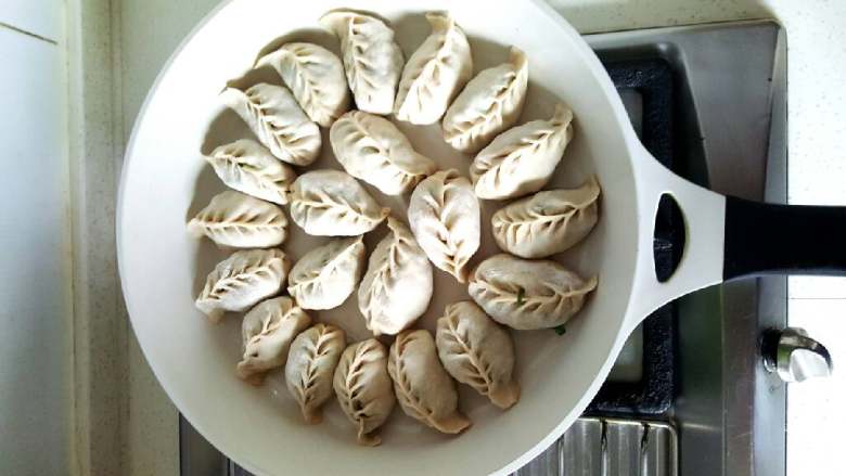 老北京韭菜鸡蛋虾皮锅贴,平底锅放油,把饺子依次排列,中火煎2分钟。
