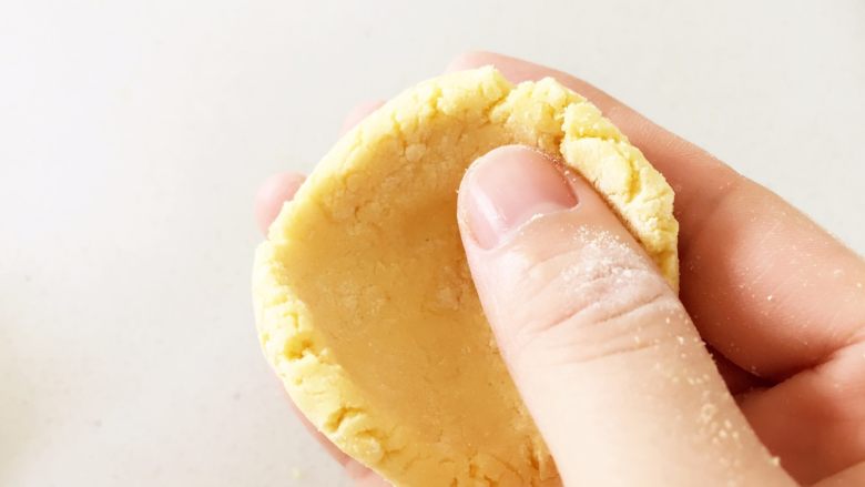 彩蔬虾仁蒸玉米挞—让宝宝直接端着玉米小碗开动吧!,把醒好的玉米面团,用拇指按压成一个小碗