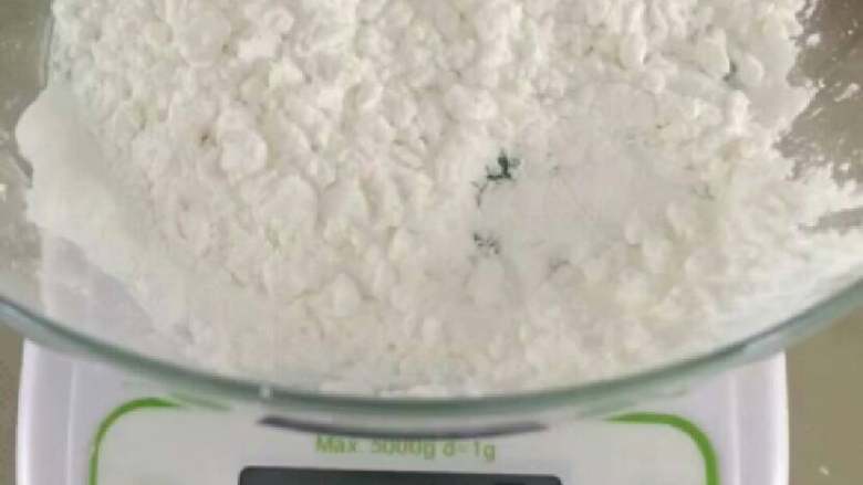 牛奶小方 ,准备240ml的<a style='color:red;display:inline-block;' href='/shicai/ 219'>牛奶</a>,和45g的淀粉 ，糖(根据个人口味加)