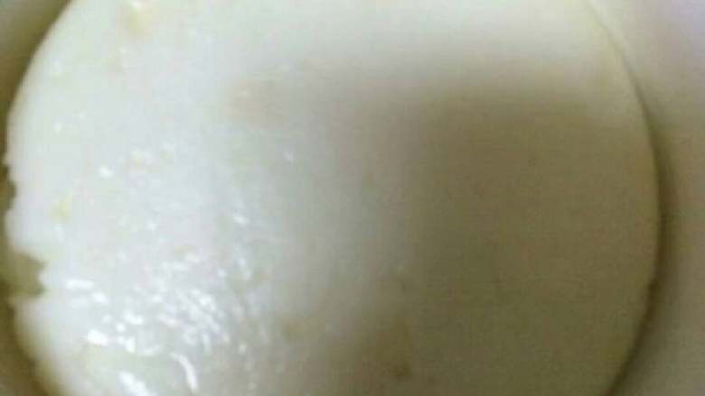 牛奶小方 ,导入模具，最好是方形的盒子，放冰箱 冷藏2个小时以上