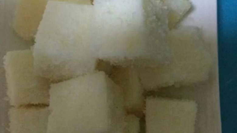 牛奶小方 ,粘上适量的椰蓉