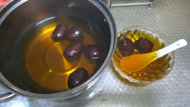 红枣汤,完成了！无任何添加！养护肝脏，帮助肝脏排毒，尤其孕妇怀孕八九个月的时候隔三差五多喝养肝汤排胎毒！孩子生下来黄疸期基本没有！我家孩子就没黄疸！分享给姐妹们😊