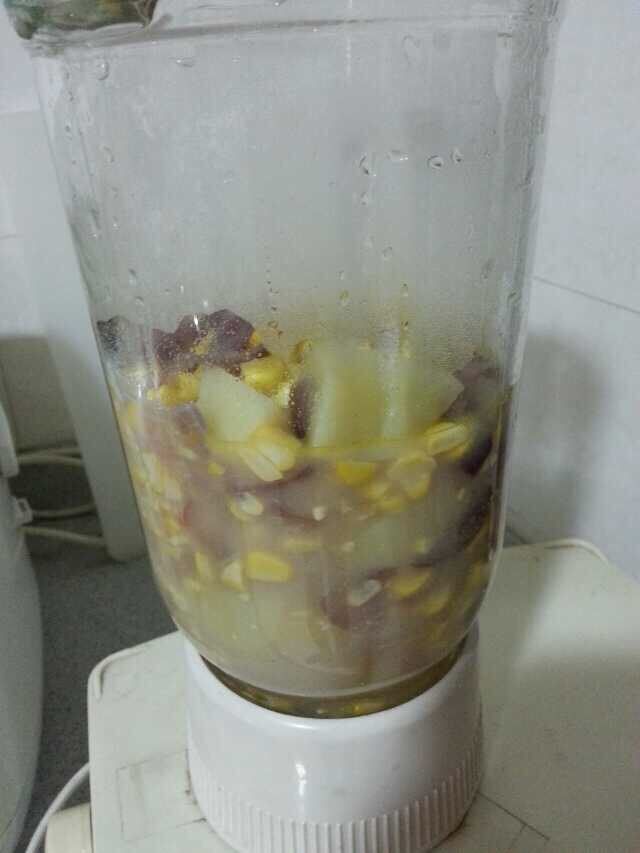 三文鱼奶油浓汤,煮熟后把材料汤放搅拌机搅拌