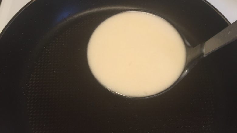 蛋面—青田特色,取一平底锅,锅中放少许油,热好油,倒出油,倒入面糊
