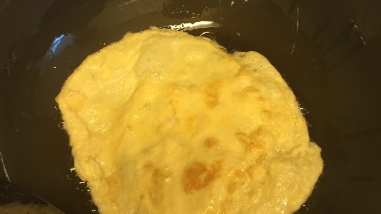 蛋面—青田特色,锅里热油,炒好鸡蛋,出锅