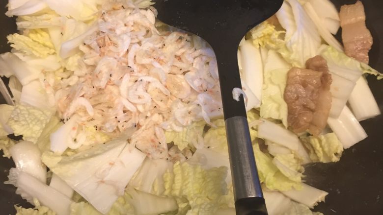 蛋面—青田特色,倒入大白菜,放入一把虾米