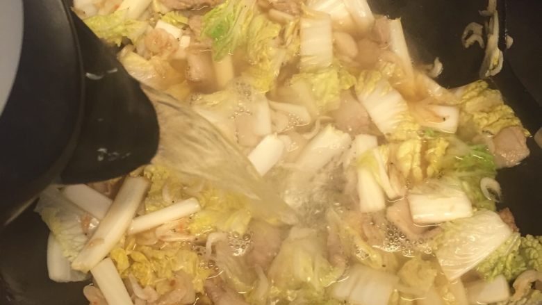 蛋面—青田特色,翻炒几下后,加入开水