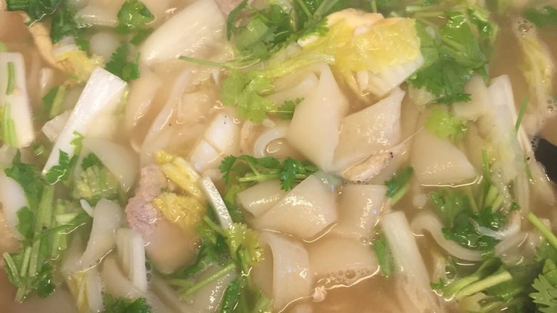 蛋面—青田特色,加入香菜,放味精,出锅