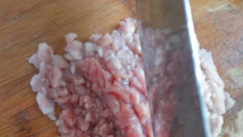 汆(cuān)肉海带汤,然后用刀剁肉(大概剁十几下就行了)