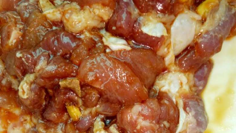 猪肉炒苦瓜,切好猪肉后，放姜、酱油、耗油进去，腌一会入味。