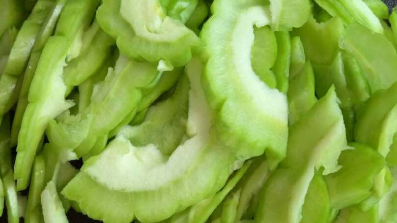 猪肉炒苦瓜,切<a style='color:red;display:inline-block;' href='/shicai/ 55'>苦瓜</a>备用。