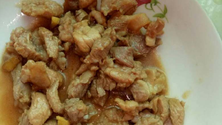 猪肉炒苦瓜,先炒猪肉后放在盘里。