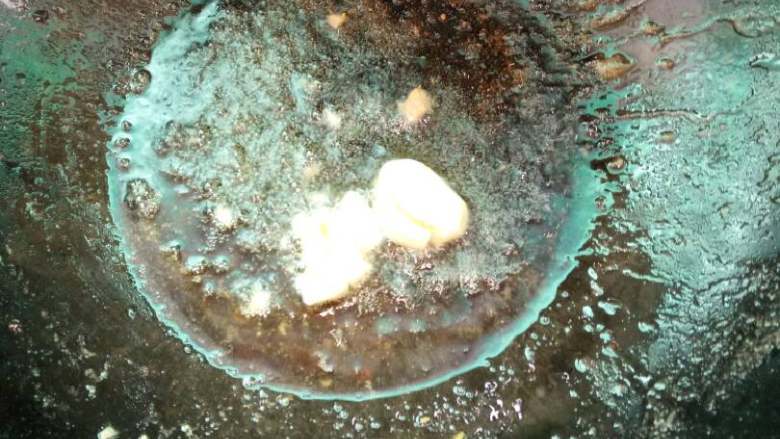 猪肉炒苦瓜,油开了放蒜米进去，然后再放苦瓜一起翻炒，炒得差不多熟了就放猪肉一起混炒。