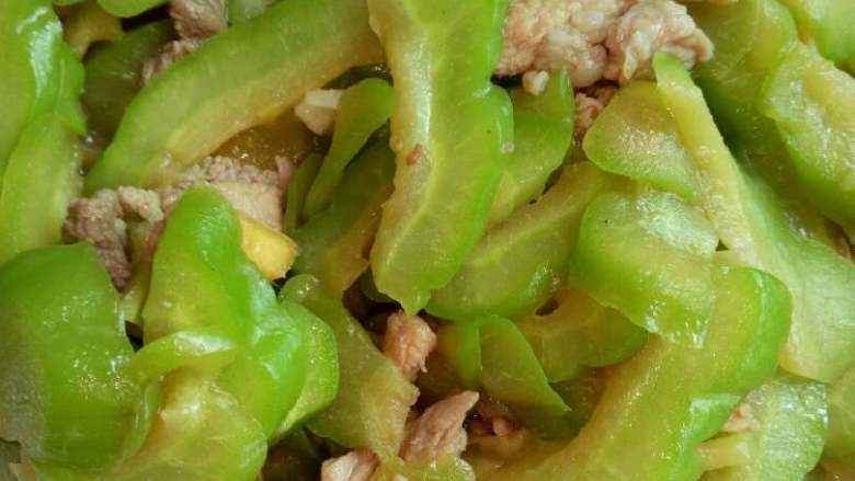 猪肉炒苦瓜,然后熟后加点盐就装盘了。