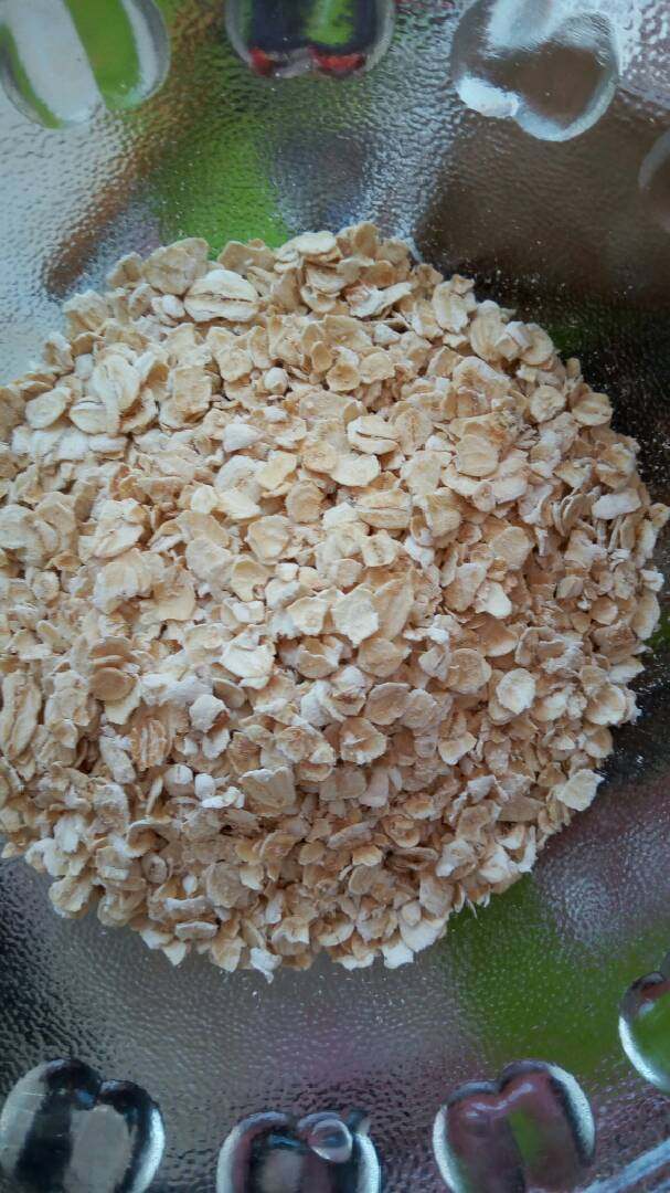 牛奶燕麦粥,把<a style='color:red;display:inline-block;' href='/shicai/ 495'>燕麦</a>倒入器皿中，适量就好，建议搭配早餐食用。