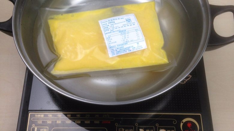 奶油南瓜汤配芝士面包片,料理包放入开水中水煮加热15分钟