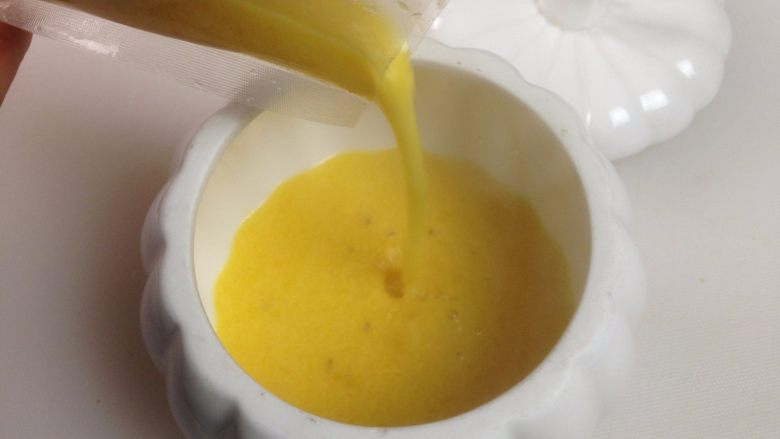 奶油南瓜汤配芝士面包片,加热好的奶油南瓜汤倒在装汤的器具中