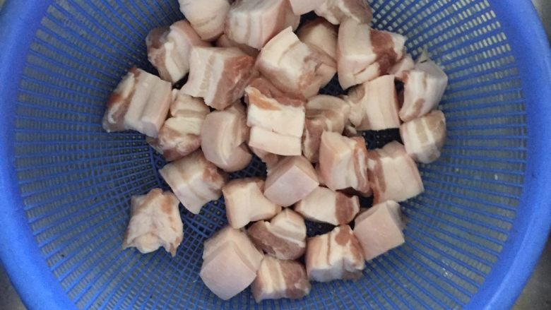 家常红烧肉,先把肉洗净