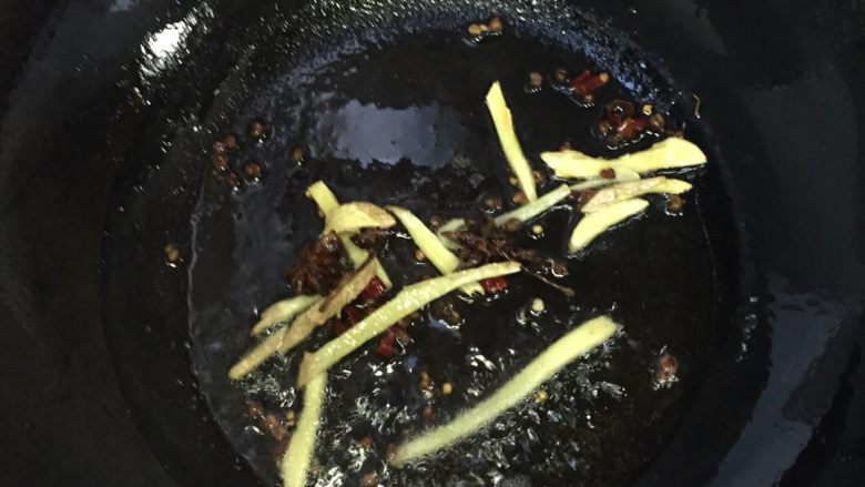 家常红烧肉,起油锅放入香料煸炒
