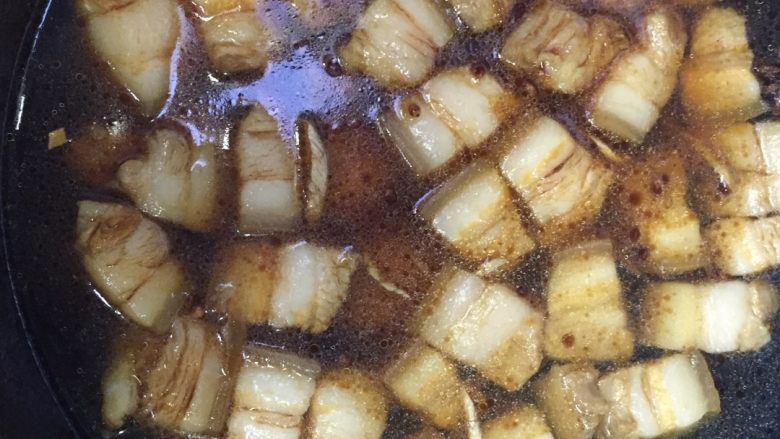 家常红烧肉,煸炒完放入与肉平齐的水,再盖锅盖烧开,转小火焖煮45分钟