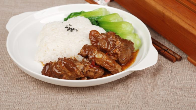 麻辣猪软骨盖浇饭,加热好的料包剪开倒在米饭上撒上黑芝麻点缀青菜摆放在一旁即可享用美味