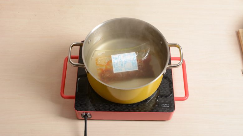 麻辣猪软骨铁盘焗饭,料理包放入水中水煮加热15分钟