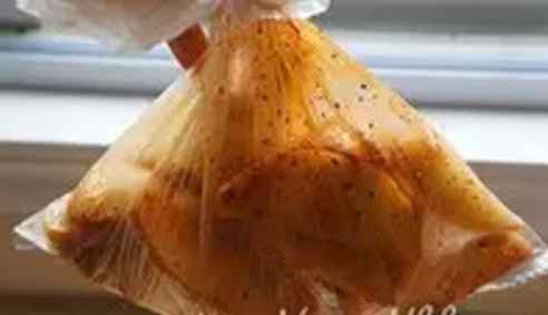 烤薯角,抓紧袋口,摇晃袋子。这个步骤为了把土豆块均匀滚上调料。