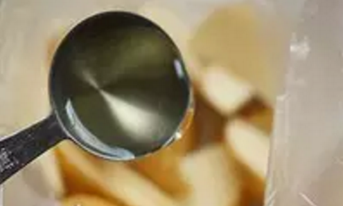 烤薯角,
装入保鲜袋,然后倒入一大勺食用油。