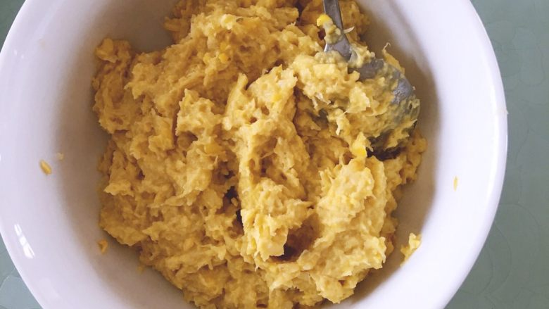 黄金玉米饼,<a style='color:red;display:inline-block;' href='/shicai/ 4802'>玉米粒</a>放入料理机中加少量的水搅打成糊状，可以不用搅打的太细